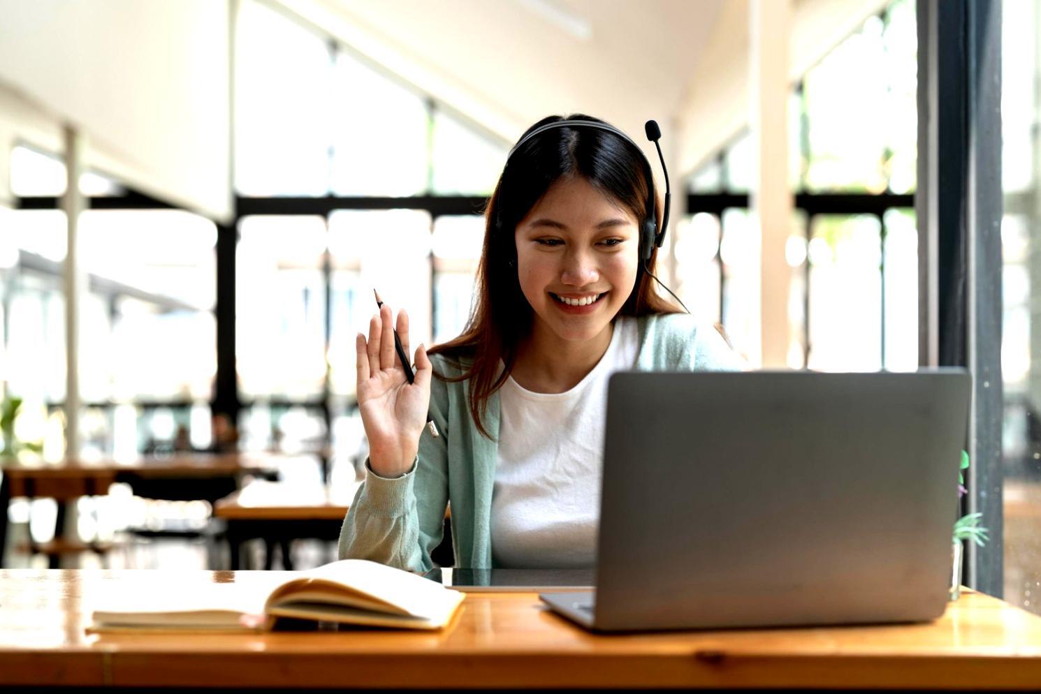 Profesional analizando datos financieros en computadora