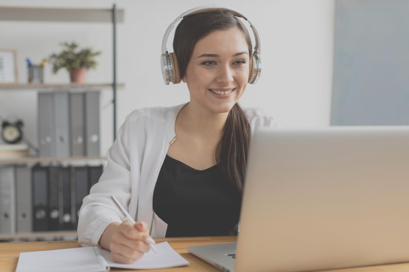 Profesionales analizando datos financieros