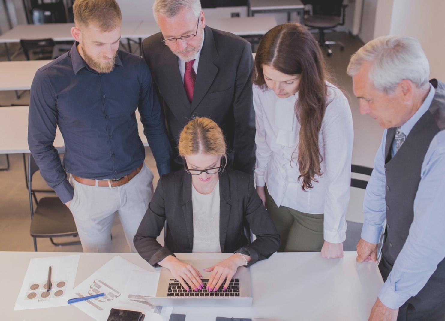 Mesa de trabajo con análisis financiero